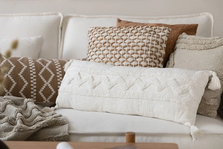 Salama- ja Kuori-koristetyynyjä sohvalla
