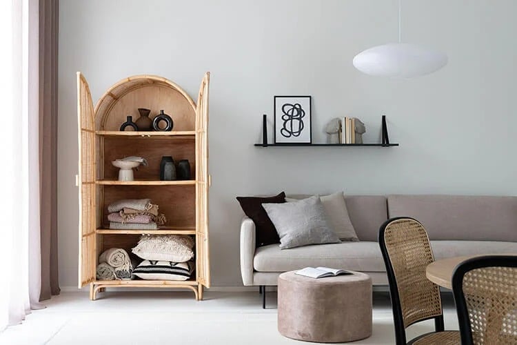 Miljöökuva pyöreillä muodoilla varustetusta olohuoneesta